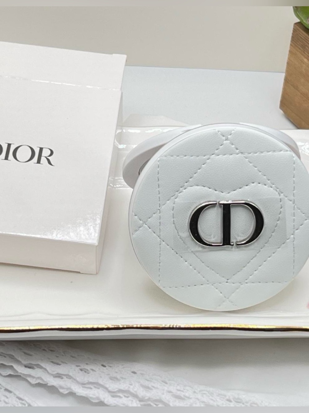 ✨✨✨ Christian Dior WHITE Quilted Compact Mirror featuring a silver "CD" logo. 🆕